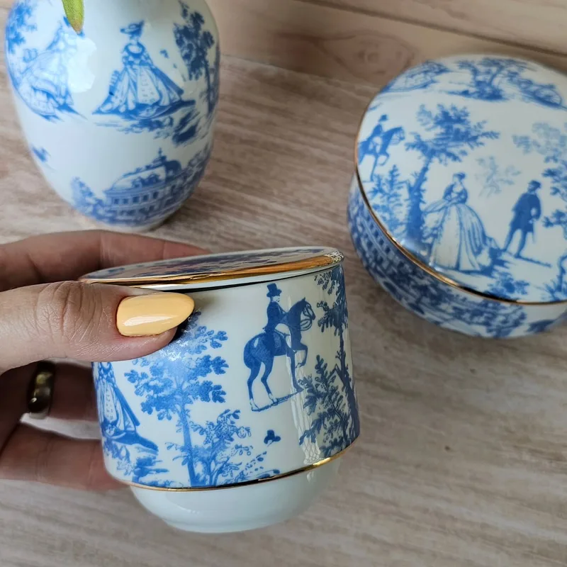 Pote do kit vintage com cenas clássicas em azul sobre branco