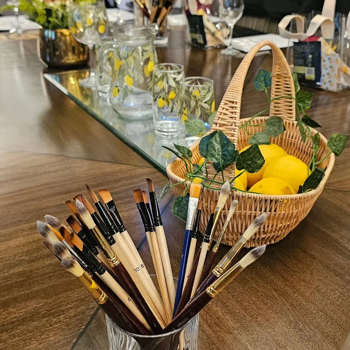 Pincéis prontos para a experiência de pintura em porcelana