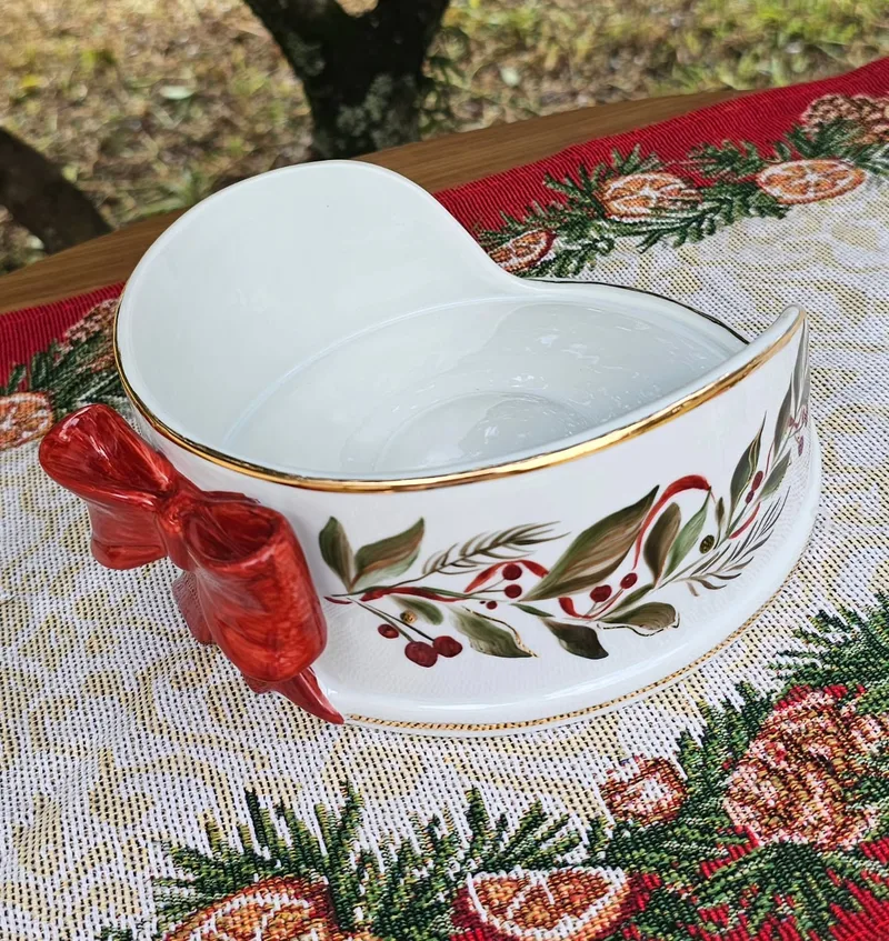 Panetoneira de porcelana com laço vermelho e folhagens pintadas à mão