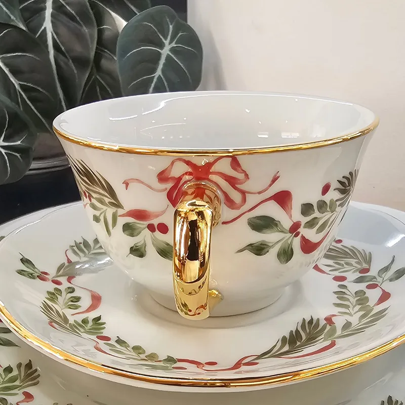 Xícara de Natal com laço vermelho e ramos pintados à mão, asa em ouro