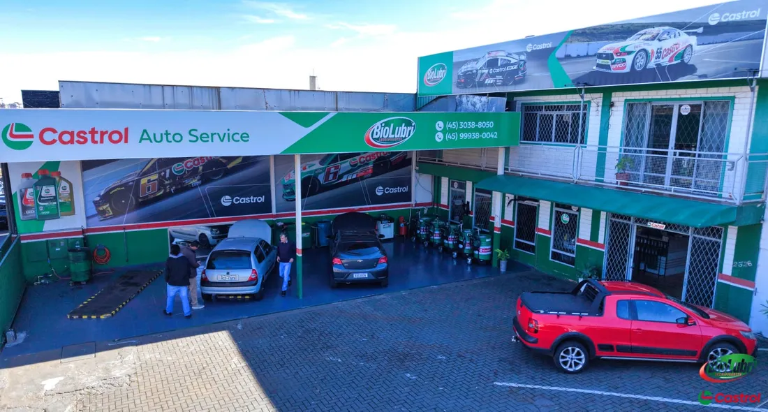 Fachada da BioLubri com o letreiro Castrol Auto Service e carros no box