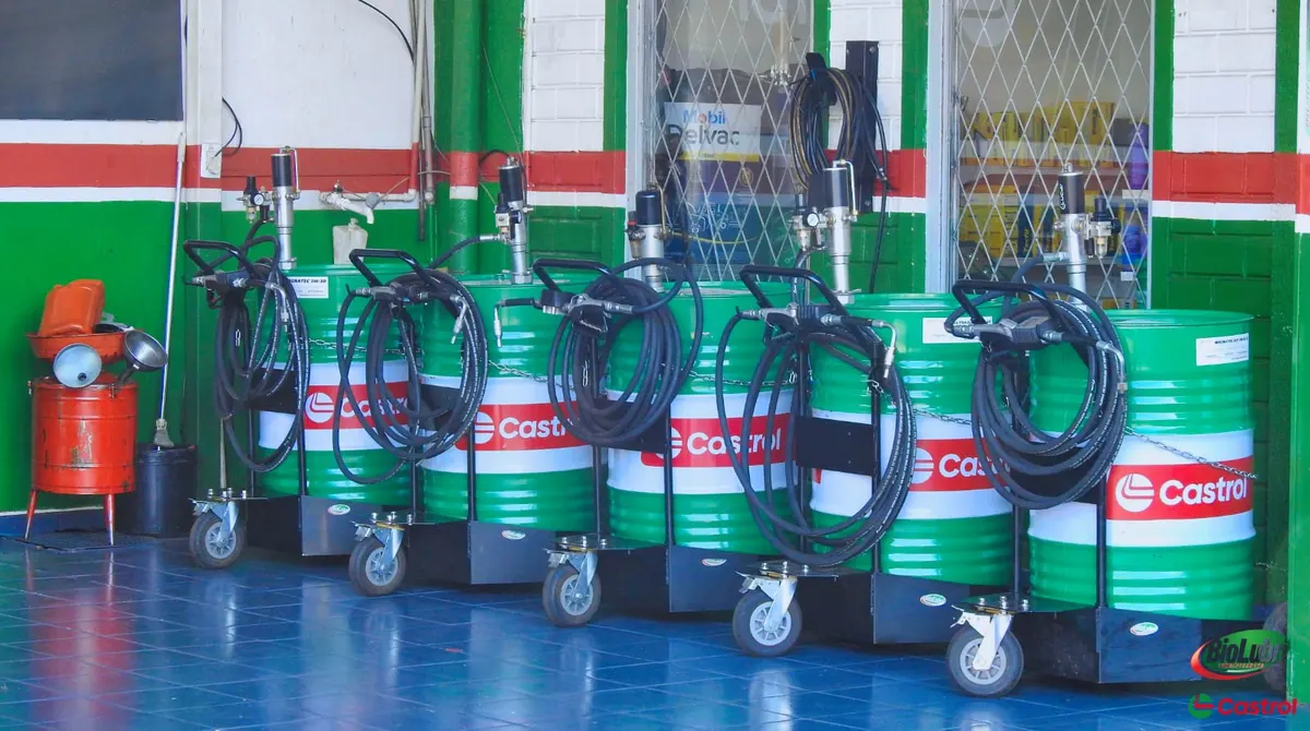 Cinco tambores de óleo Castrol com bomba e mangueira