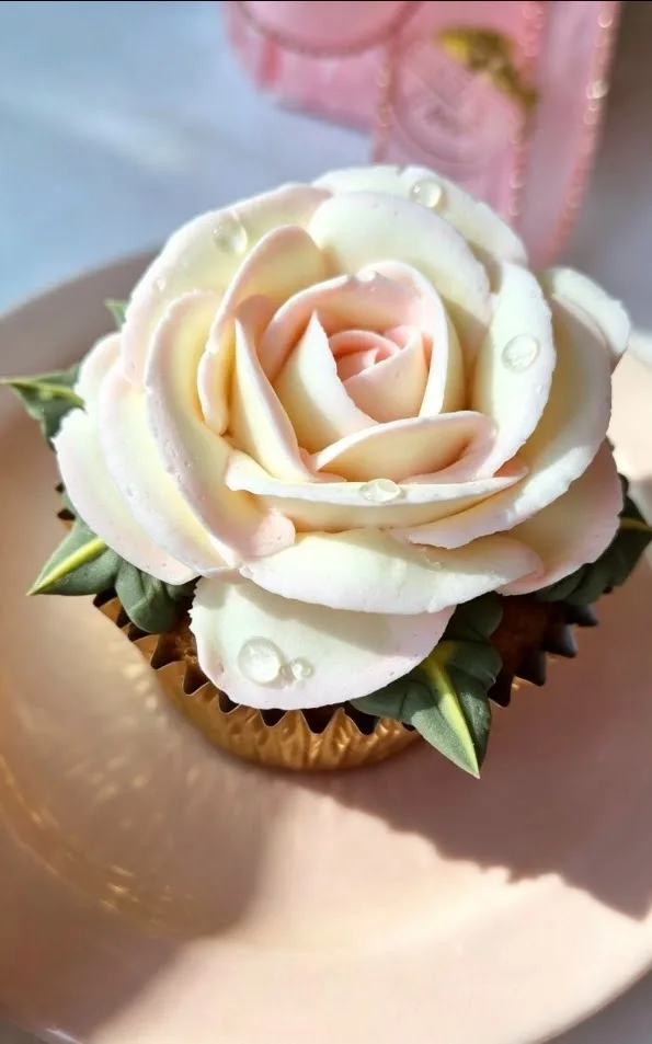 Rosa de chantilly em close, sobre o cupcake