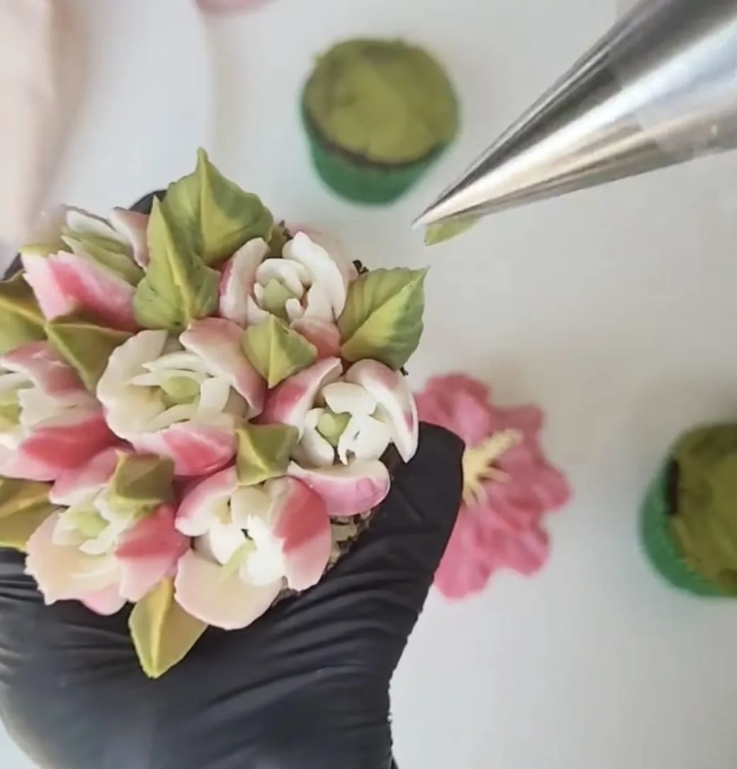 Tulipas de chantilly sendo modeladas à mão