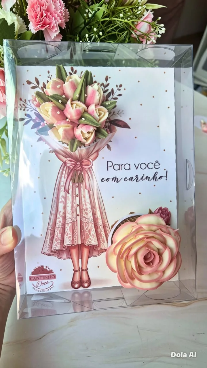 Cartão ilustrado com cupcake floral, personalizado com o nome