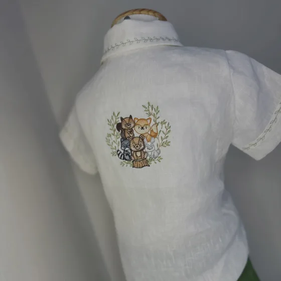 Camisa de linho com bichinhos do bosque bordados nas costas