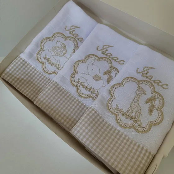 Três fraldas de boca com o nome e bichinhos bordados em bege