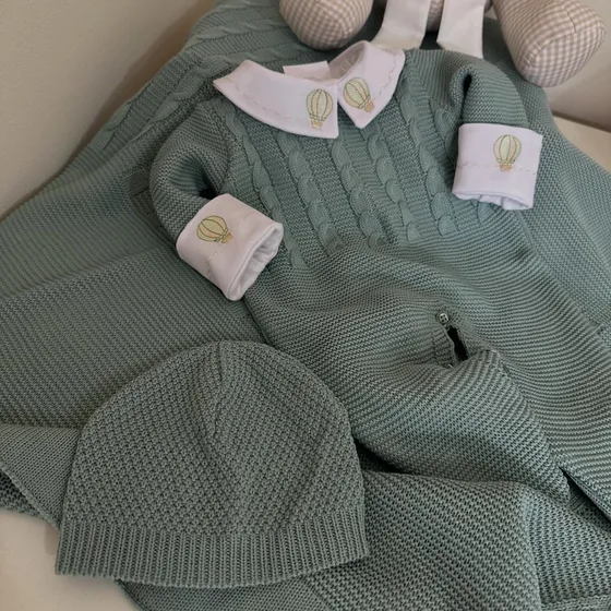 Saída de maternidade em tricô verde-água com balõezinhos bordados
