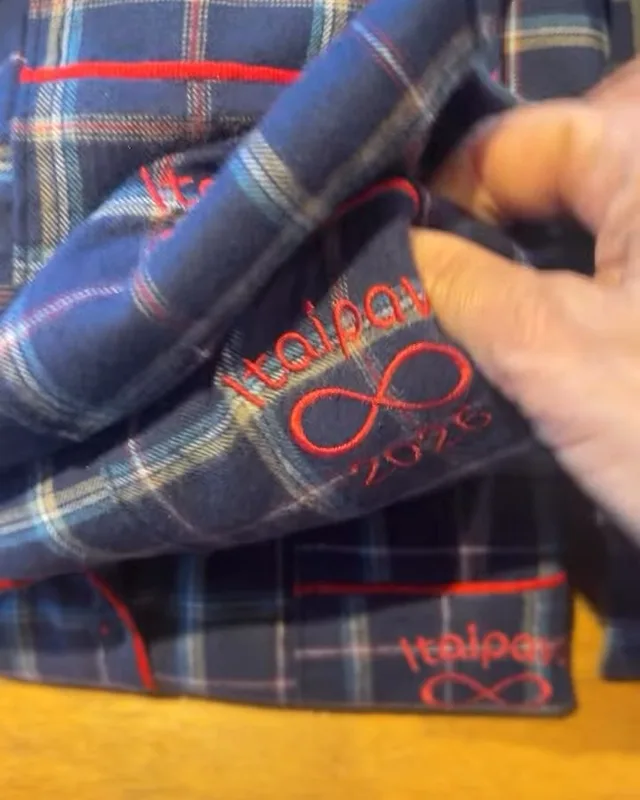 Pijama xadrez marinho com o lugar e o ano do encontro bordados em vermelho