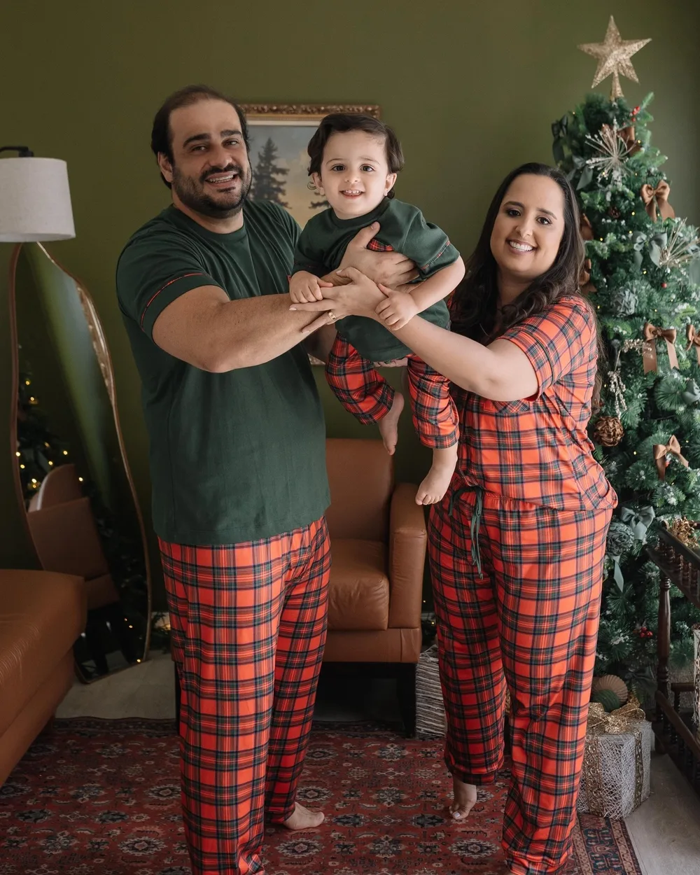 Família de pijama xadrez vermelho no Natal