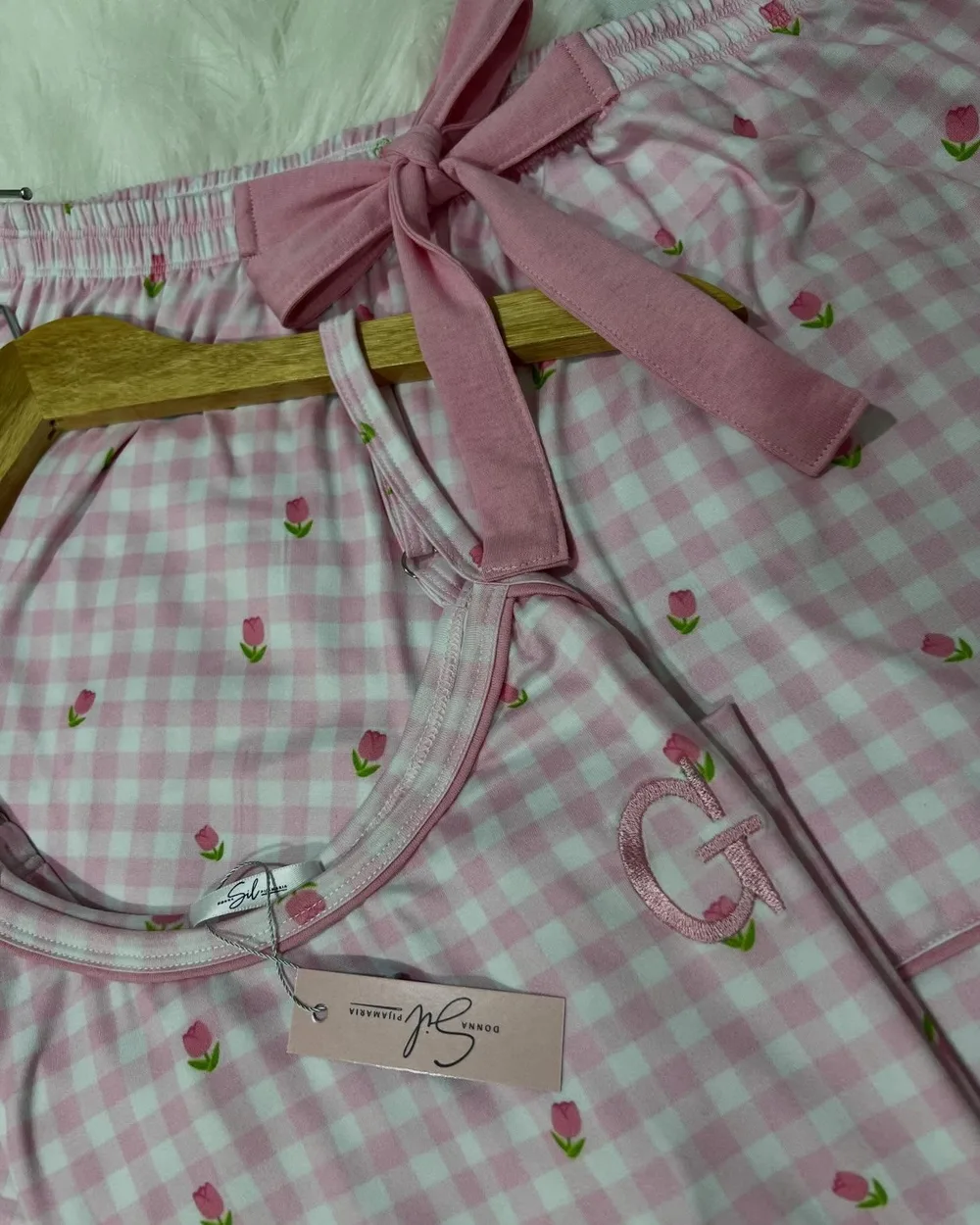 Pijama xadrez rosa com tulipas, laço rosa e a inicial bordada