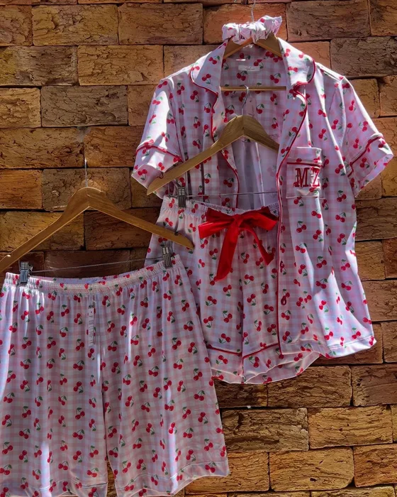 Pijama feminino de cerejinhas e samba-canção combinando