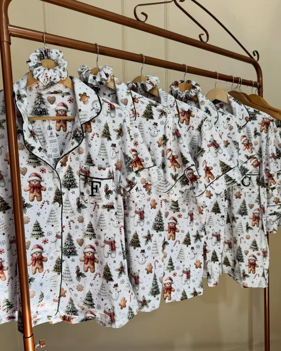 Pijamas de Natal com estampa de biscoitos e árvores, com as iniciais bordadas
