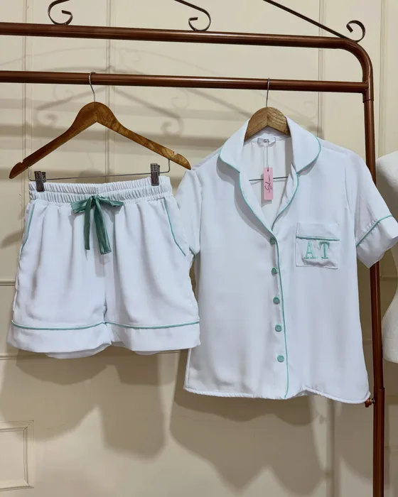 Pijama de noiva branco com vivo verde-menta e iniciais bordadas