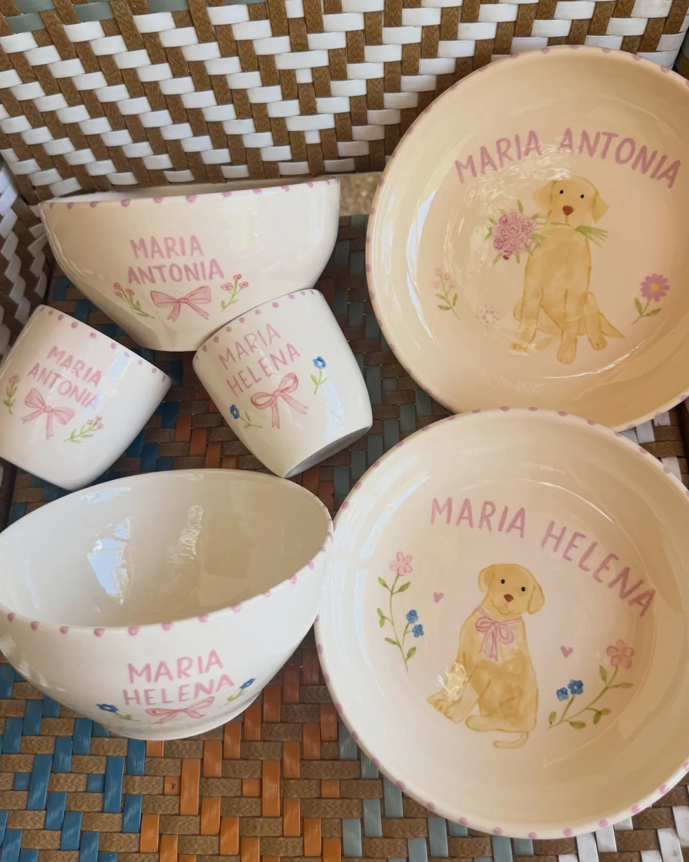 Kit de refeição em cerâmica com prato, bowl e copos com os nomes Maria Helena e Maria Antonia e um cachorrinho golden pintado à mão