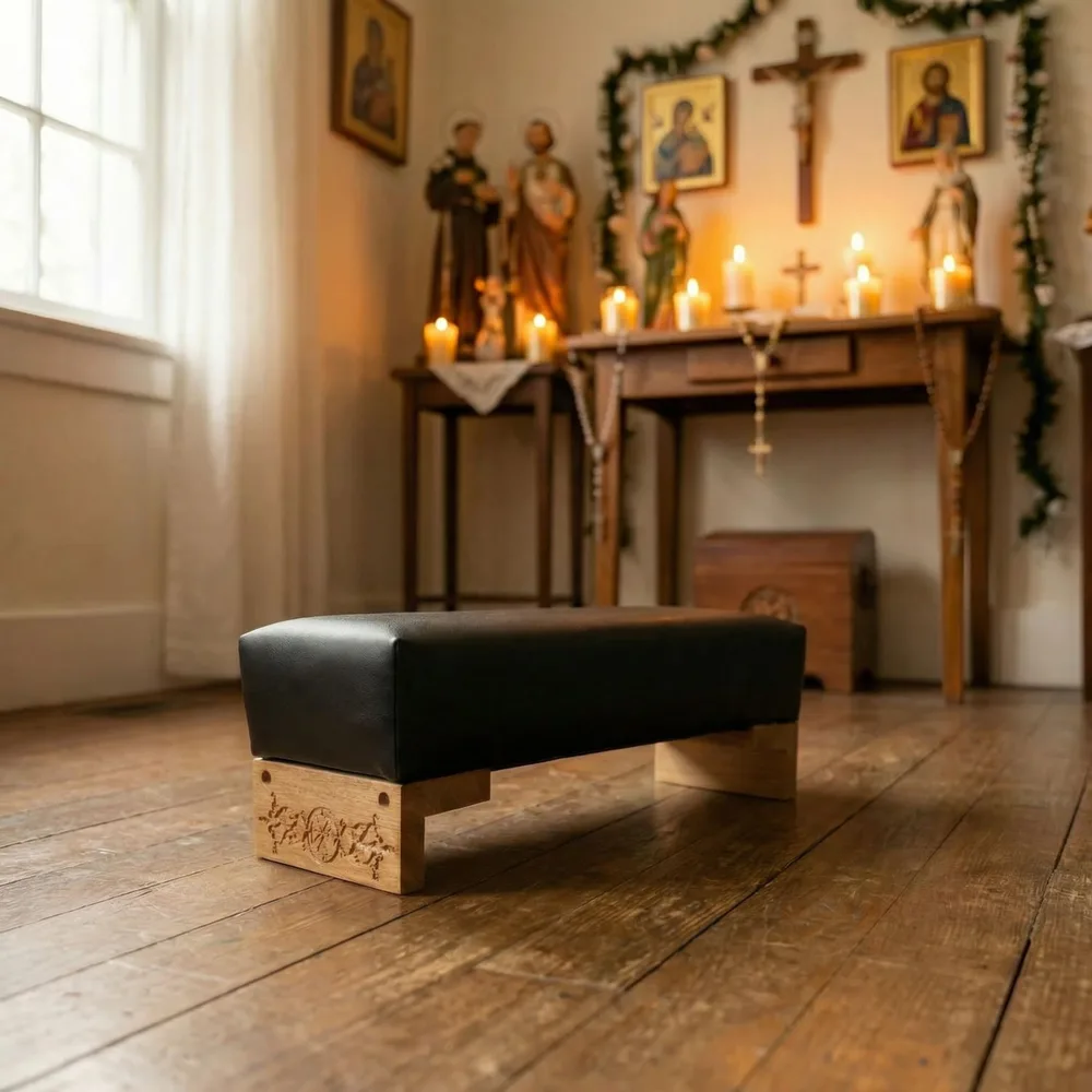 Genuflexório diante de um oratório doméstico com imagens, velas e crucifixo